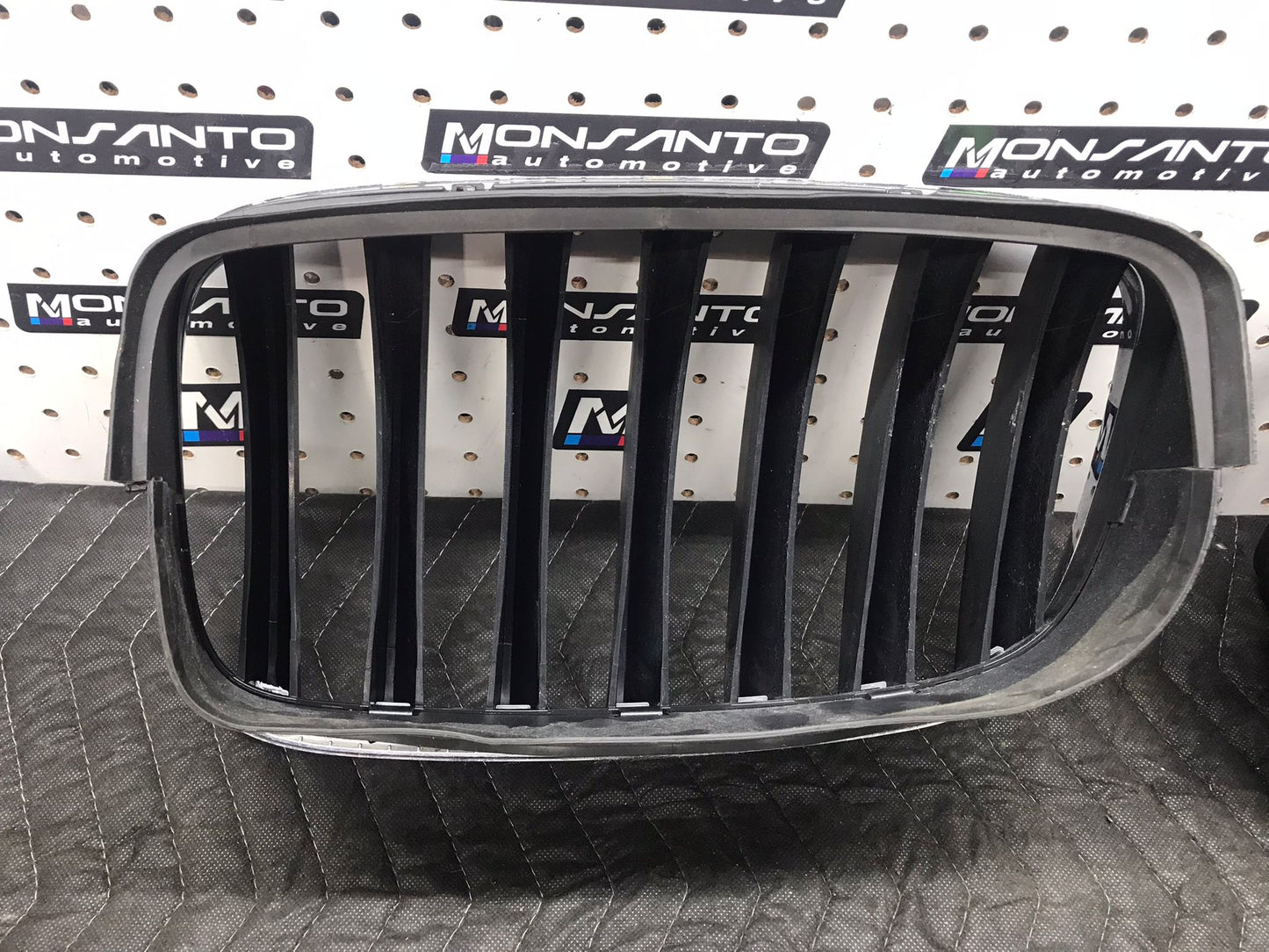 2007-2013 BMW X5 RIGHT HOOD KIDNEY GRILLE OEM  SKU 1172