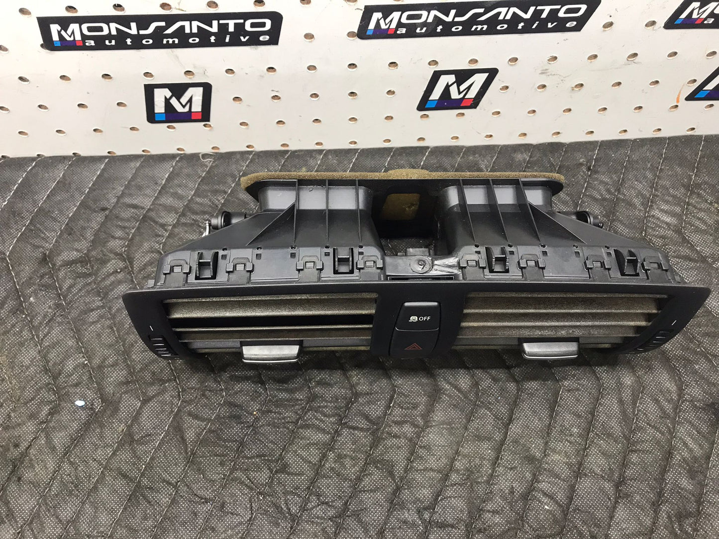 FRESH AIR GRILL CENTER VENT OEM BMW 1 SERIES E81 E82 E87 E87 E88 SKU 1235
