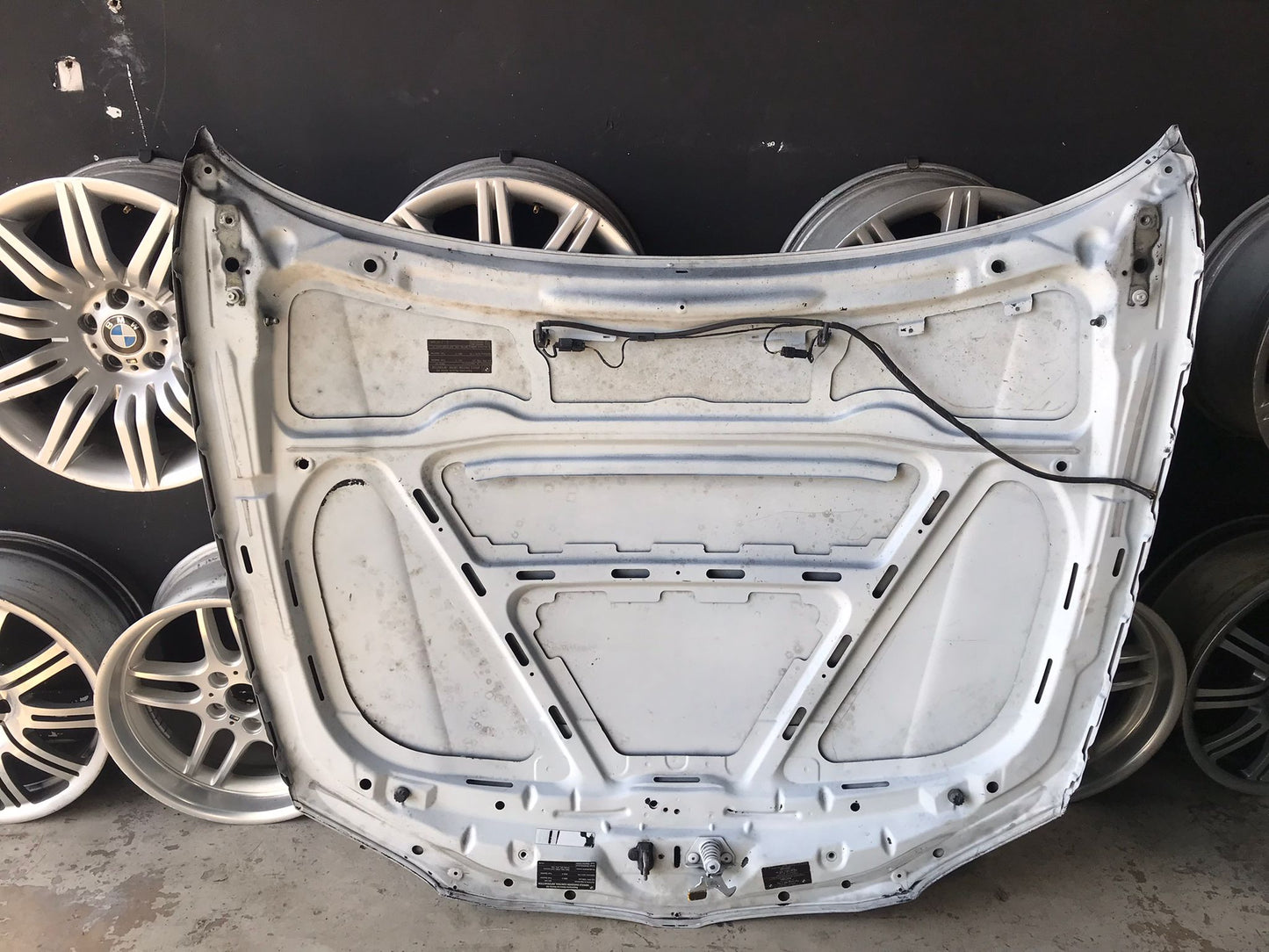 HOOD BMW SERIE 1 128I 135I E88 OEM WHITE COLOR  BAD PAINT  SKU 1257