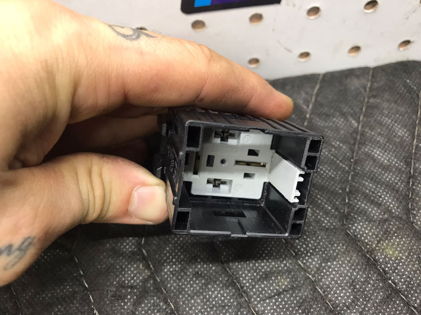 FUSE BOX BLOCK MAKE CONTACT RELAY UNIT OEM BMW OEM SERIE 1 128I SKU 1272