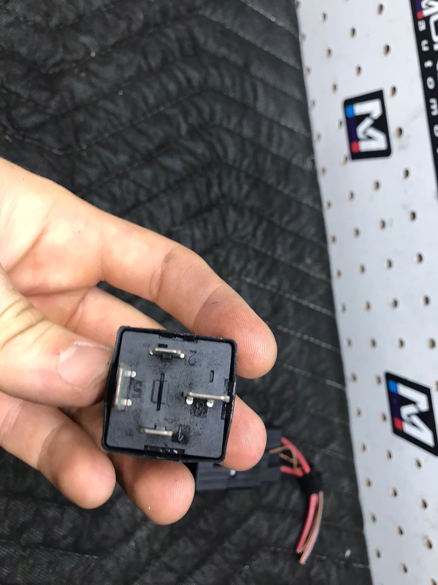 FUSE BOX BLOCK MAKE CONTACT RELAY UNIT OEM BMW OEM SERIE 1 128I SKU 1272