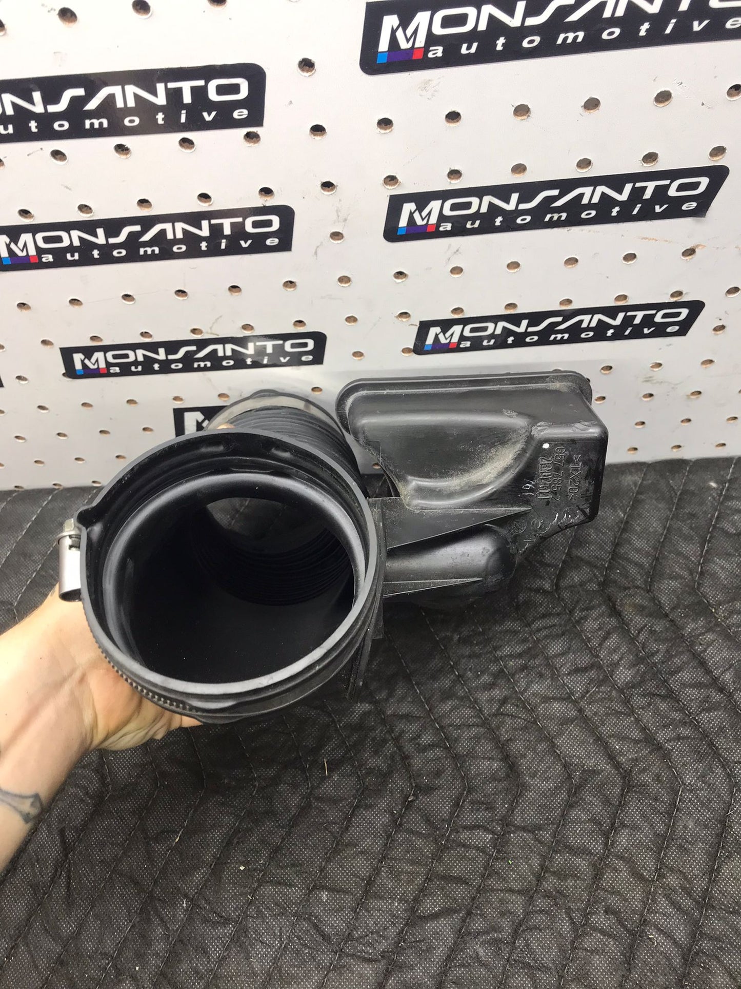 06-13 BMW E90 N51 N52 3.0L ENGINE AIR INTAKE RUBBER BOOT HOSE SKU 1279