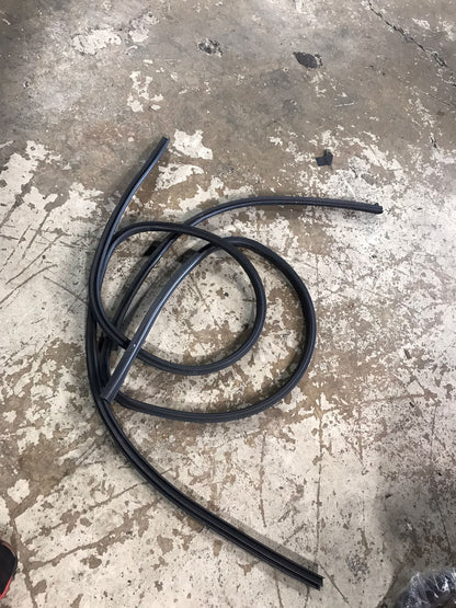 BMW E88 128 135 CONVERTIBLE RIGHT AND LEFT SIDE DOOR WEATHER RUBBER GASKET SEAL OEM SKU 1294