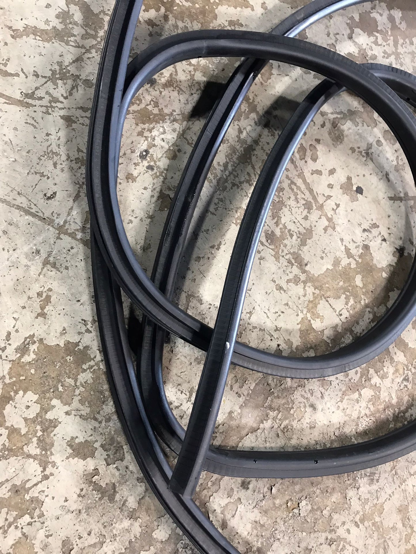 BMW E88 128 135 CONVERTIBLE RIGHT AND LEFT SIDE DOOR WEATHER RUBBER GASKET SEAL OEM SKU 1294