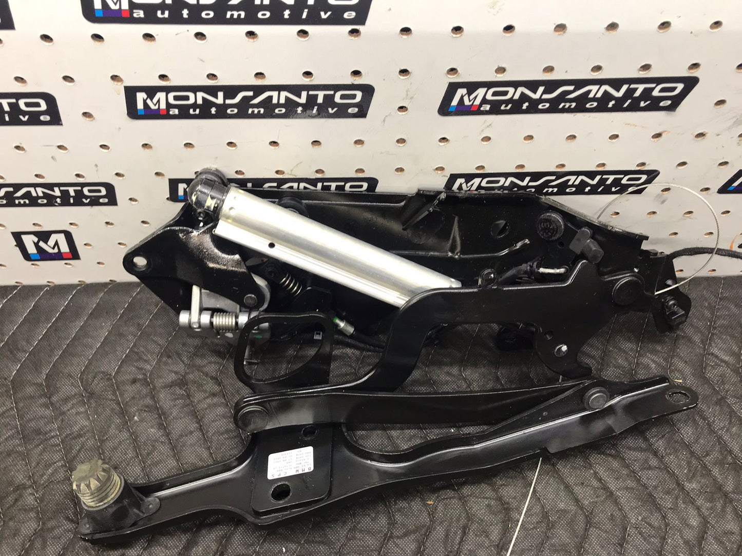 2008-2013 BMW 135I 3.0L - LEFT CONVERTIBLE TOP FOLDING LATCH SKU 1305