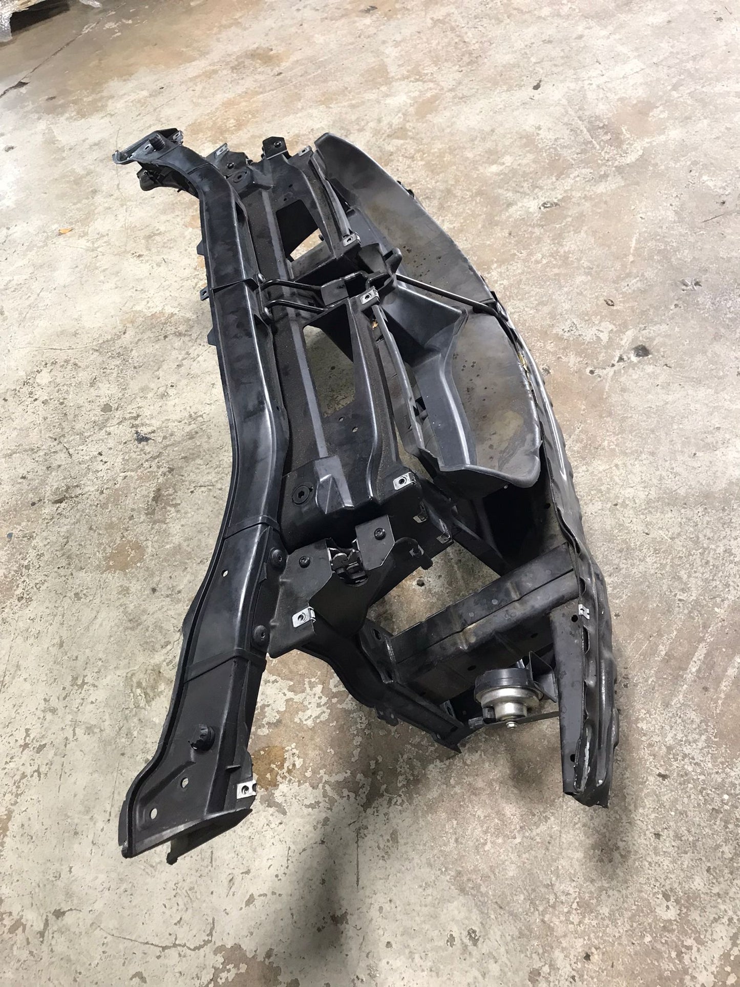 RADIATOR  CLIP BUMPER SUPPORT BMW OEM E90 330I 328I E92 SKU 1316