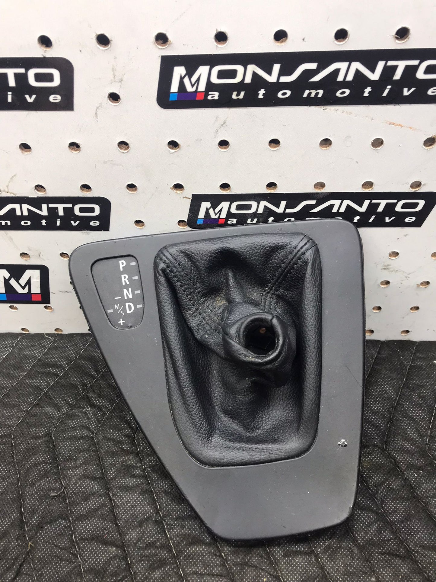 BMW E90  STORING PARTITION SHIFTER TRIM FOR AUTOMATIC GEARBOX SKU 1323