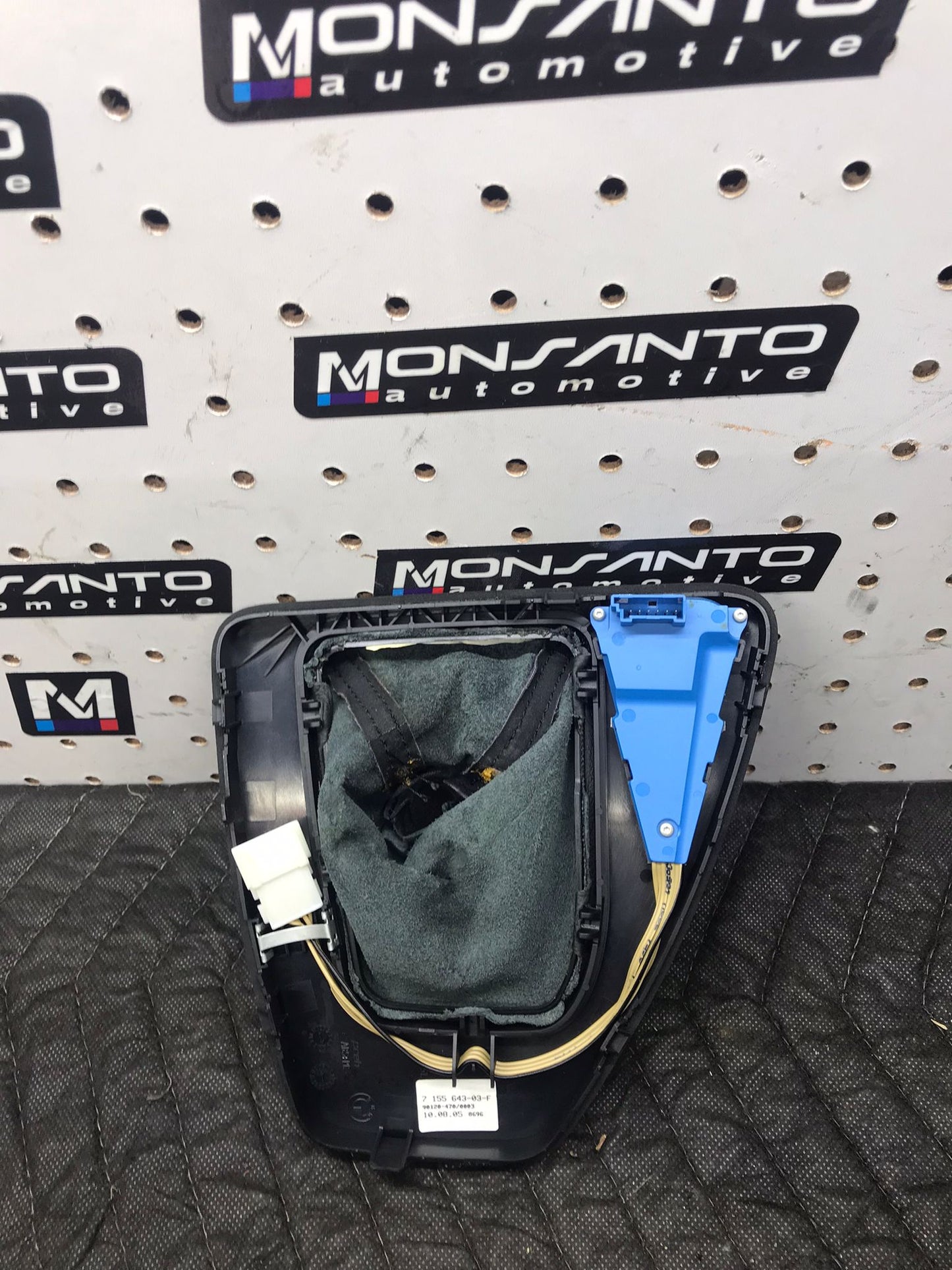 BMW E90  STORING PARTITION SHIFTER TRIM FOR AUTOMATIC GEARBOX SKU 1323