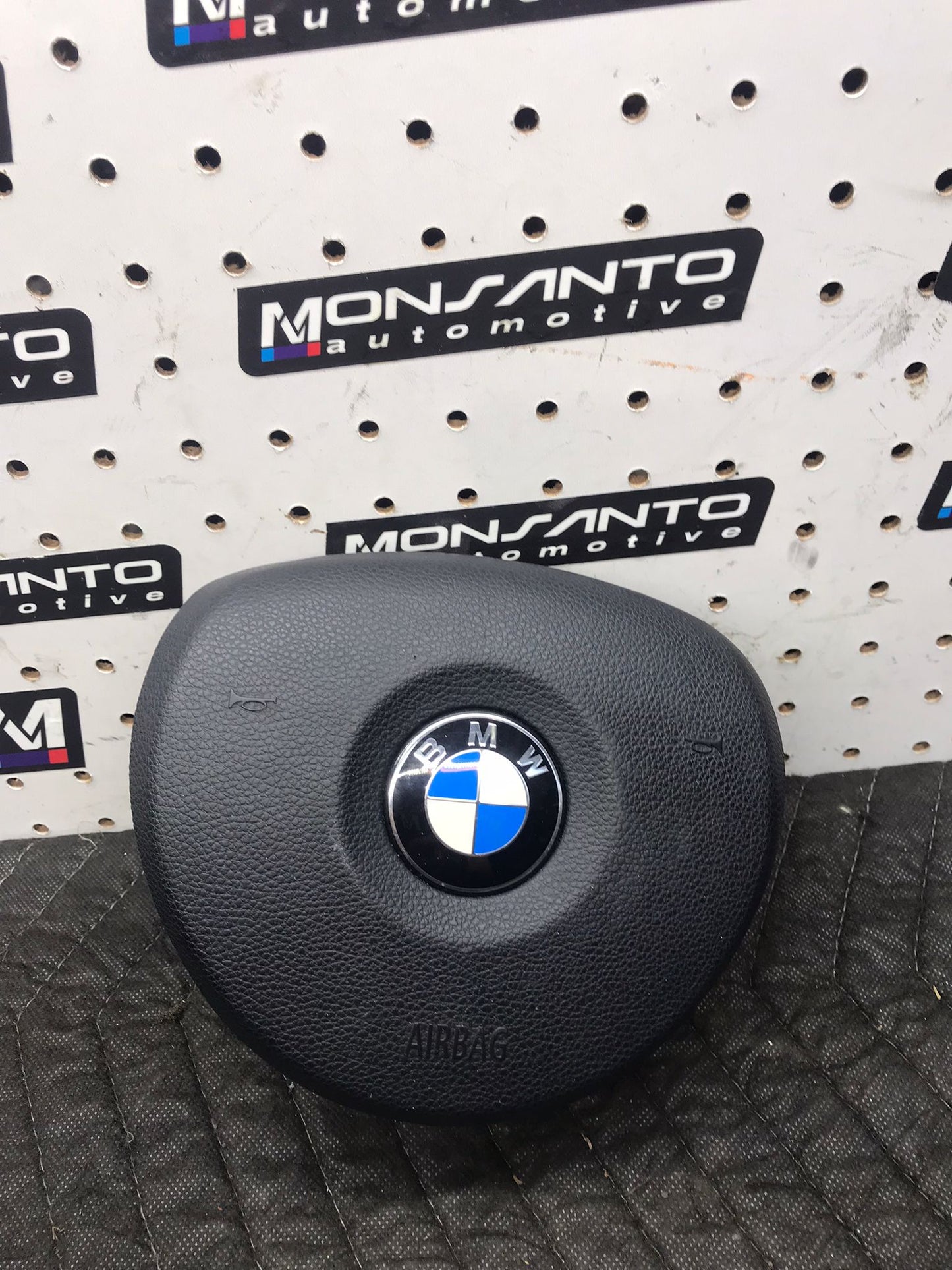 BMW E82 E90 E92 E93 FRONT DRIVER SPORT STEERING WHEEL AIRBAG AIR BAG BLACK OEM SKU 1354