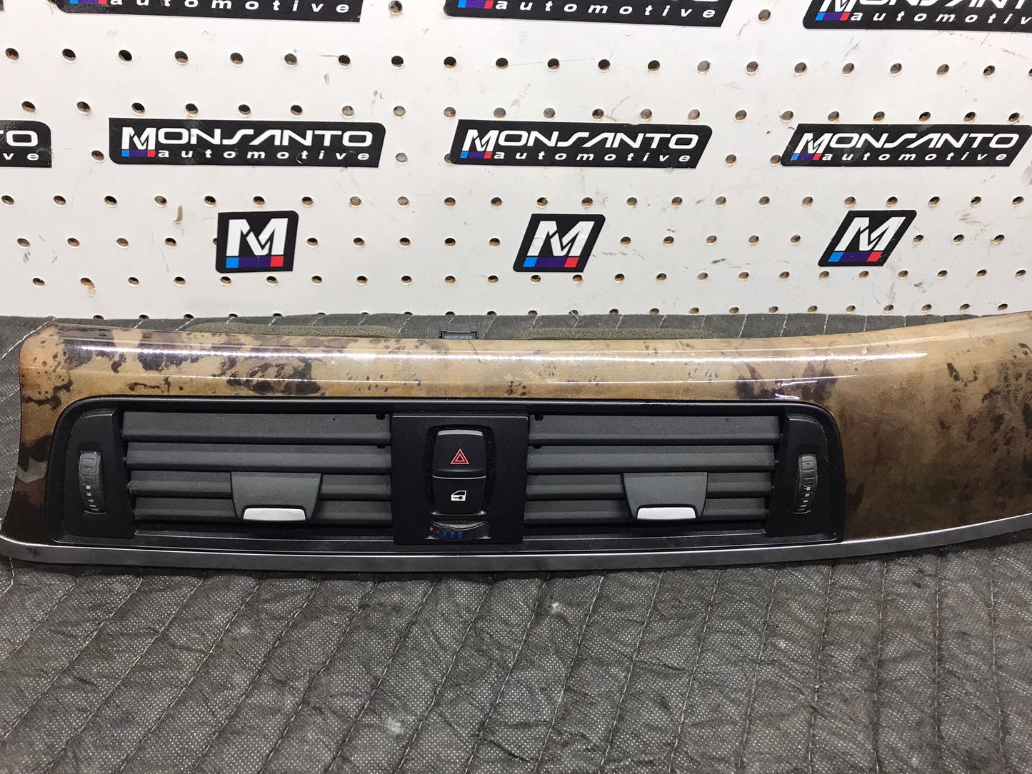2012-2015 BMW 3 SERIES F30 CENTER DASH AIR VENTS  SKU 1394