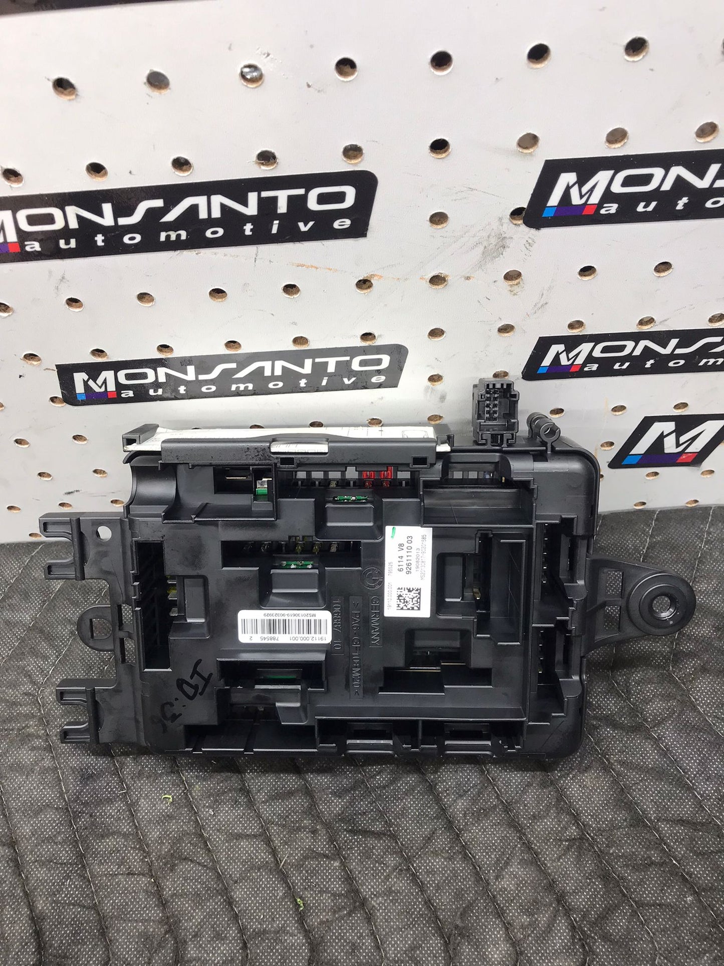 2012 BMW F30 FUSE BOX RELAY OEM  SKU 1399