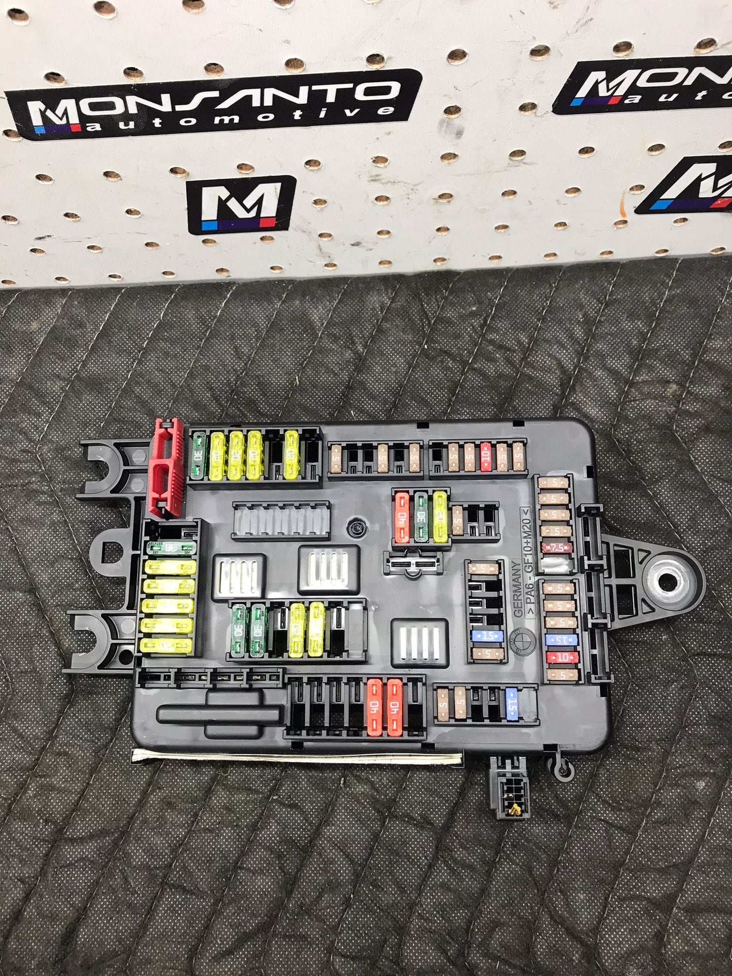 2012 BMW F30 FUSE BOX RELAY OEM  SKU 1399