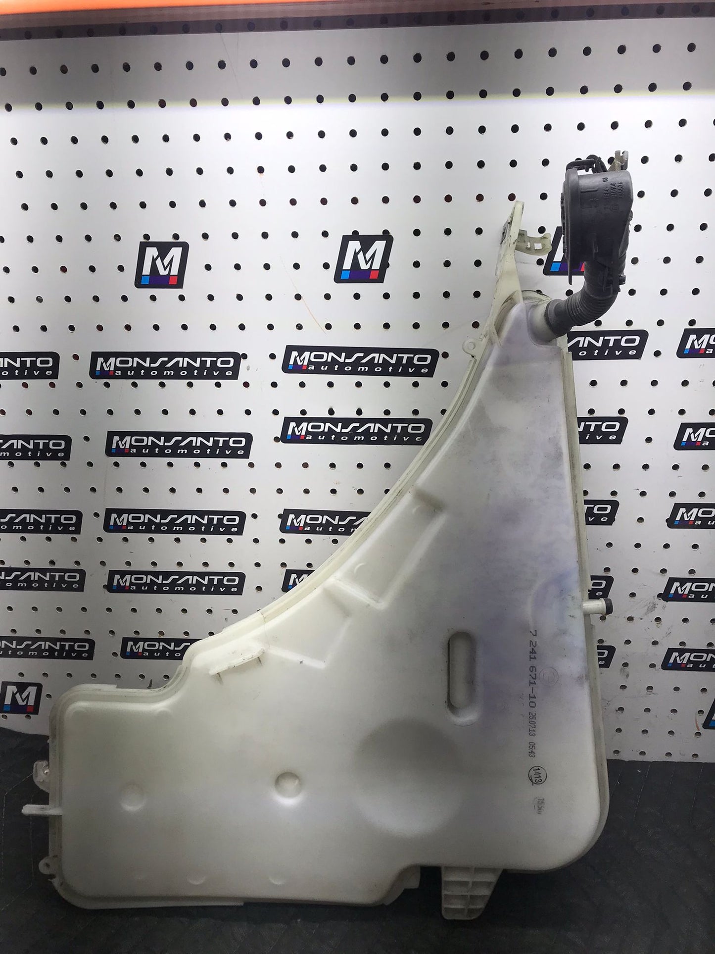 BMW F30 328I 320I WINDSHIELD WASHER FLUID TANK OEM  SKU 1415